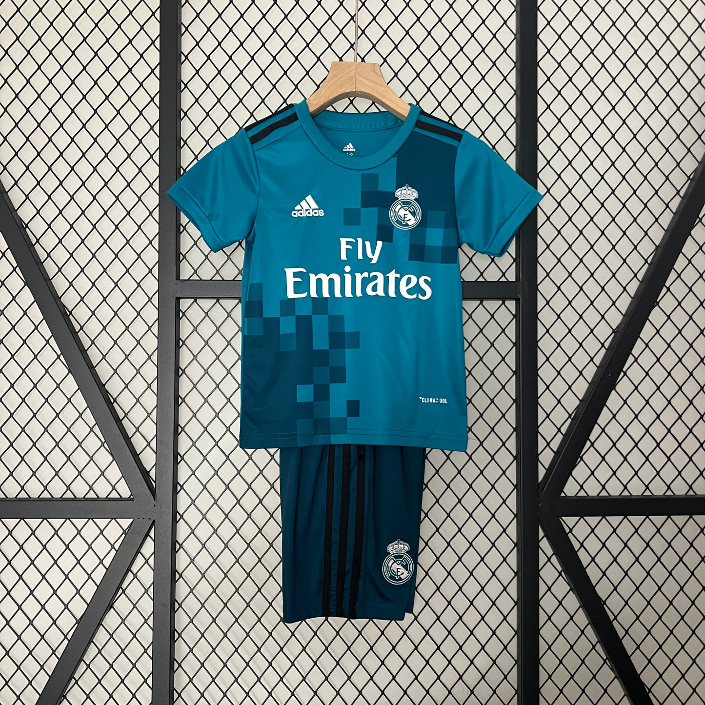 24/25 Kids Real Madrid Home Size Kit